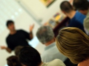 Adultos en clase escuchando